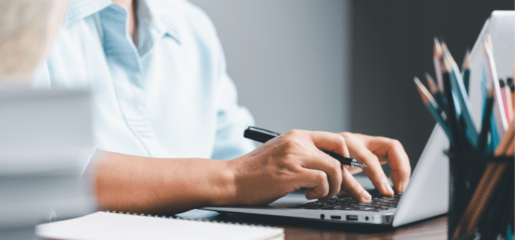 Persona al computer per prepararsi agli esami Microsoft